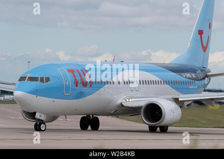 Der TUI-Boeing 737-800 Taxis auf der Start- und Landebahn am Flughafen Manchester, UK. Stockfoto