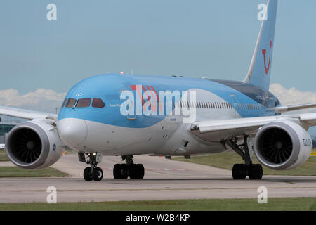 Der TUI-Boeing757-200 Taxis auf der Start- und Landebahn am Flughafen Manchester, UK. Stockfoto