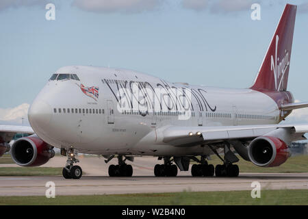 Ein Virgin Atlantic Boeing 747-400 Taxis auf der Start- und Landebahn am Flughafen Manchester, UK. Stockfoto