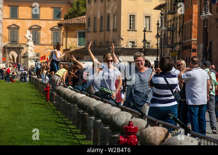 PISA, ITALIEN - April, 2018: Touristen posieren und die Bilder vor dem berühmten Schiefen Turm von Pisa Stockfoto