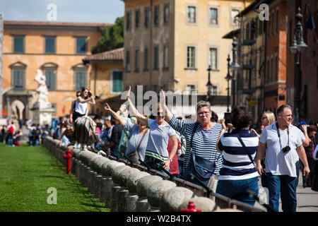 PISA, ITALIEN - April, 2018: Touristen posieren und die Bilder vor dem berühmten Schiefen Turm von Pisa Stockfoto