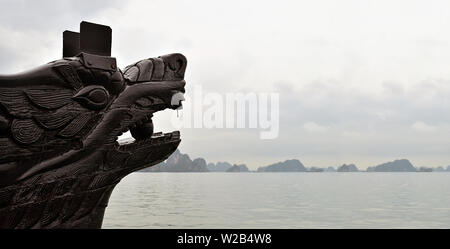 Chinesische Drachen Kopf Holzschnitzerei touristische Schiff reisen Halong Bay Tour Kreuzfahrt Entdecken Sie felsige Inseln spektakulären Kalkstein in Nordvietnam. Stockfoto