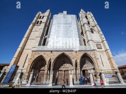 Leon, Spanien - 25. Juni 2019: Leon Cathedral Hauptfassade, Spanien Stockfoto
