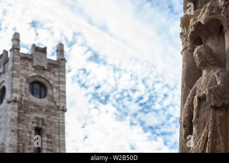 Leon Cathedral Hauptfassade, Spanien. Archivolte Skulptur und Computerwoche Gebäude Turm Stockfoto