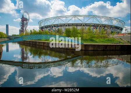 LONDON - 20. APRIL 2019: London Stadion spiegelt in einem der Bogen zurück Flüsse, die gereinigt, wenn Stratford für die Olympischen Spiele neu belebt wurde. Stockfoto