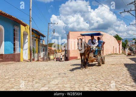 Trinidad, Kuba - Juni 6, 2019: Pferdekutsche in den Straßen einer kleinen kubanischen Stadt während einer lebendigen sonnigen Tag. Stockfoto