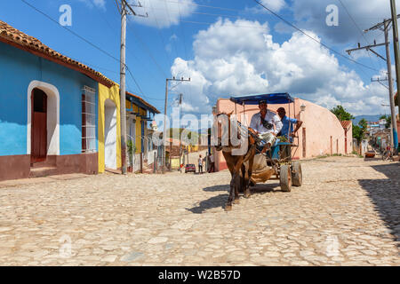 Trinidad, Kuba - Juni 6, 2019: Pferdekutsche in den Straßen einer kleinen kubanischen Stadt während einer lebendigen sonnigen Tag. Stockfoto