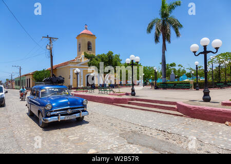 Trinidad, Kuba - Juni 6, 2019: Blick auf eine alte klassische amerikanische Autos in den Straßen einer kleinen kubanischen Stadt während einer lebendigen sonnigen Tag. Stockfoto