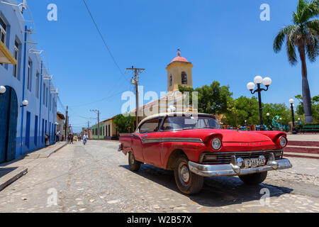 Trinidad, Kuba - Juni 6, 2019: Blick auf eine alte klassische amerikanische Autos in den Straßen einer kleinen kubanischen Stadt während einer lebendigen sonnigen Tag. Stockfoto