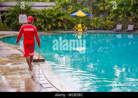 Life guard das Tragen der roten Uniform Arbeiten / Walking rund um Pool, ein Auge auf die Dinge am Freibad in Asien. Stockfoto