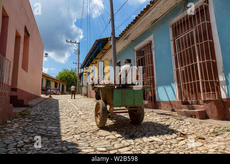 Trinidad, Kuba - Juni 6, 2019: Pferdekutsche in den Straßen einer kleinen kubanischen Stadt während einer lebendigen sonnigen Tag. Stockfoto