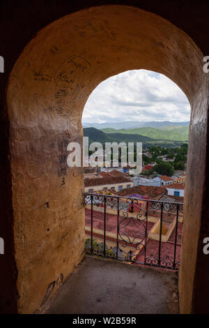 Trinidad, Kuba - 11. Juni 2019: Fenster aus eine Kirche in einem kleinen kubanischen Stadt während einer lebendigen sonnigen Tag. Stockfoto