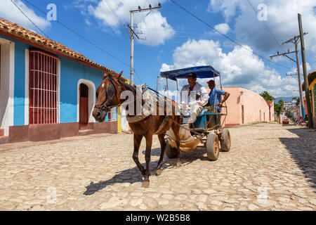 Trinidad, Kuba - Juni 6, 2019: Pferdekutsche in den Straßen einer kleinen kubanischen Stadt während einer lebendigen sonnigen Tag. Stockfoto