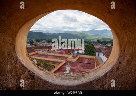 Trinidad, Kuba - 11. Juni 2019: Fenster aus eine Kirche in einem kleinen kubanischen Stadt während einer lebendigen sonnigen Tag. Stockfoto