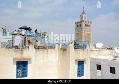 Tunesier, die an eine Dachterrasse mit Blick auf die Altstadt von Tunis und Medina mit Blick auf die zeitoun Moschee, die von einem Outdoor Cafe, Tunesien gesehen. Stockfoto