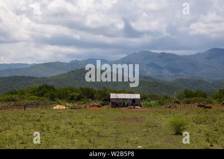 Wunderschöne Aussicht auf eine Farm auf dem Land mit den Bergen im Hintergrund. In der Nähe von Trinidad, Kuba genommen. Stockfoto