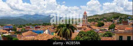 Antenne Panoramablick auf einem kleinen touristischen kubanische Stadt während eines sonnigen und bewölkten Sommertag. In Trinidad, Kuba genommen. Stockfoto