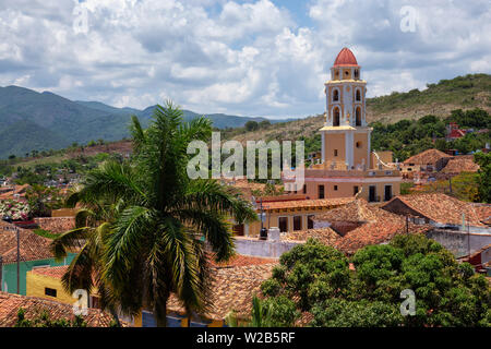 Luftaufnahme von einer kleinen touristischen Stadt Kubas während eines sonnigen und bewölkten Sommertag. In Trinidad, Kuba genommen. Stockfoto