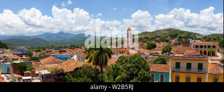 Antenne Panoramablick auf einem kleinen touristischen kubanische Stadt während eines sonnigen und bewölkten Sommertag. In Trinidad, Kuba genommen. Stockfoto