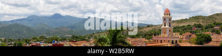 Antenne Panoramablick auf einem kleinen touristischen kubanische Stadt während eines sonnigen und bewölkten Sommertag. In Trinidad, Kuba genommen. Stockfoto