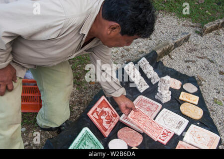 Mann Verkauf von Kunsthandwerk in der Nähe des Archäologischen Parks von Palenque. Archäologische Zone von Palenque. Palenque, Chiapas, Mexiko. Stockfoto