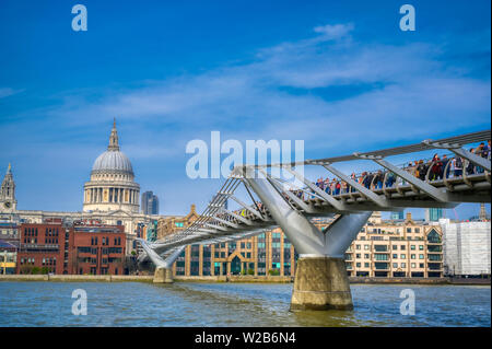 London, Großbritannien - 18 April 2019 - St. Paul's Cathedral über die Millennium Bridge und die Themse in London. Stockfoto