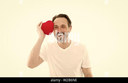 Herz Geschenk präsentieren. Gruß aus ehrlichem Herzen. Man bärtige Hipster halten Herz. Romantischer Kerl verlieben. Valentines Tag feiern. Liebe und romantische Gefühle Konzept. Herz-Attribut von Valentine. Stockfoto