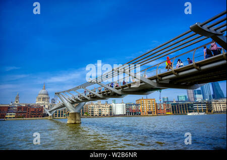 London, Großbritannien - 18 April 2019 - St. Paul's Cathedral über die Millennium Bridge und die Themse in London. Stockfoto