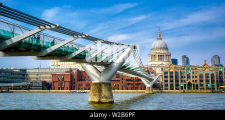 London, Großbritannien - 18 April 2019 - St. Paul's Cathedral über die Millennium Bridge und die Themse in London. Stockfoto