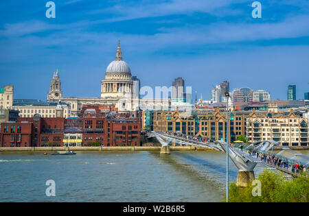 London, Großbritannien - 18 April 2019 - St. Paul's Cathedral über die Millennium Bridge und die Themse in London. Stockfoto