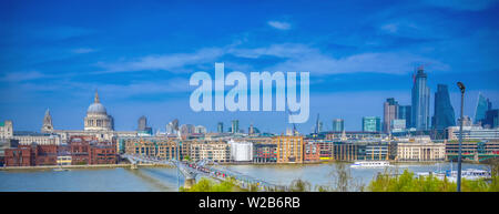 London, Großbritannien - 18 April 2019 - St. Paul's Cathedral über die Millennium Bridge und die Themse in London. Stockfoto