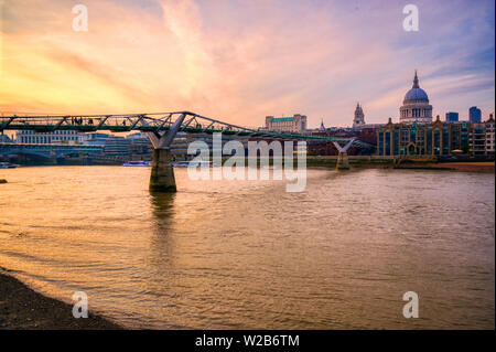 St. Paul's Cathedral über die Millennium Bridge und die Themse in London. Stockfoto