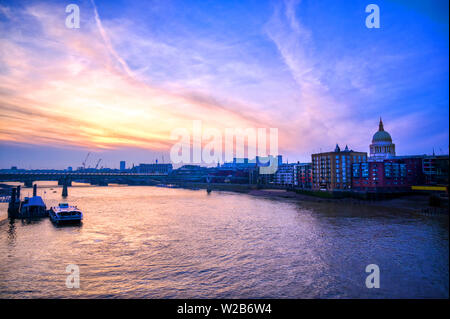 St. Paul's Cathedral über die Millennium Bridge und die Themse in London. Stockfoto