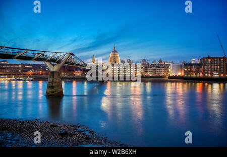 St. Paul's Cathedral über die Millennium Bridge und die Themse in London. Stockfoto