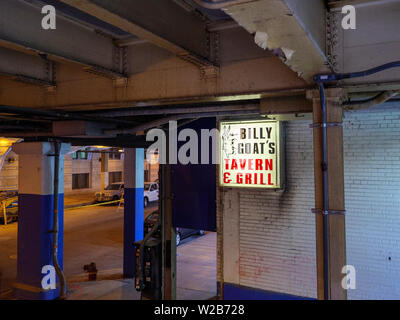 Billy Goat Tavern sign, Inspiration für Saturday Night Live' Cheezborger" skit. Chicago, Illinois. Stockfoto