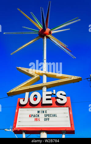 Die markante neon Roto-Sphere Zeichen ist im Joe's Weine und Liköre, Sept. 13, 2015 in Memphis, Tennessee. Stockfoto