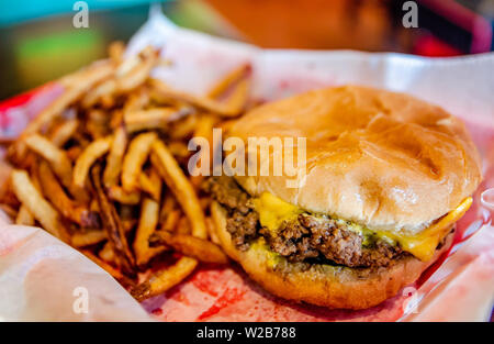 Einen Cheeseburger und Pommes Frites ist in einem Korb an Dyer's Burger, Sept. 12, 2015 in Memphis, Tennessee, serviert. Dyer's 1912 eröffnet. Stockfoto