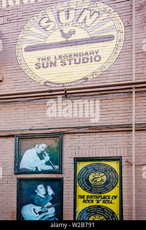 Bilder von Sänger Elvis Presley schmücken die Wand außerhalb von Sun Studio, Sept. 6, 2015. Die Aufnahme Studio und Label wurden berühmt durch Sänger l Stockfoto