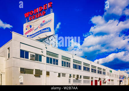 Vintage signage bleibt bei Wunder Brot Bäckerei, Sept. 12, 2015 in Memphis, Tennessee. Stockfoto