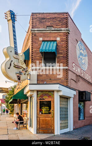 Die Sonne geht auf Sun Studio, Sept. 6, 2015. Die Aufnahme Studio und Label wurden berühmt durch Sänger wie Elvis Presley und Johnny Cash. Stockfoto