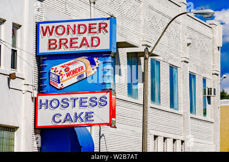 Vintage signage bleibt bei Wunder Brot Bäckerei, Sept. 12, 2015 in Memphis, Tennessee. Stockfoto