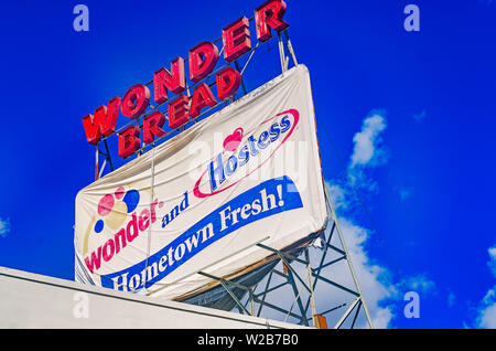 Vintage signage bleibt bei Wunder Brot Bäckerei, Sept. 12, 2015 in Memphis, Tennessee. Stockfoto