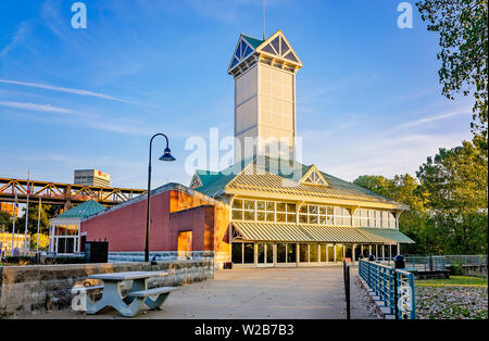 Die Sonne auf dem Tennessee Welcome Center, Sept. 13, 2015 in Memphis, Tennessee. Das Welcome Center verfügt über einen Bürgerkrieg aufweisen. Stockfoto