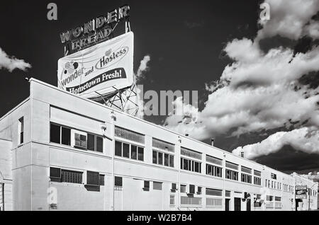 Vintage signage bleibt bei Wunder Brot Bäckerei, Sept. 12, 2015 in Memphis, Tennessee. Stockfoto