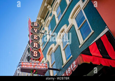 Einer Leuchtreklame hängt über Dyer's Burger auf der Beale Street, Sept. 12, 2015 in Memphis, Tennessee. Stockfoto