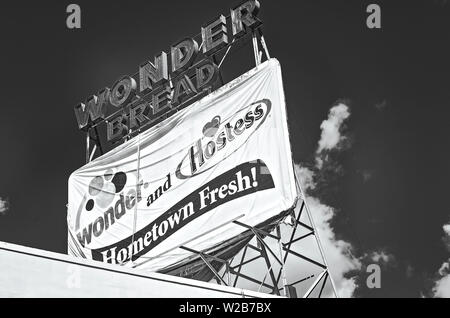 Vintage signage bleibt bei Wunder Brot Bäckerei, Sept. 12, 2015 in Memphis, Tennessee. Stockfoto