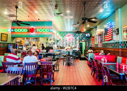 Kunden Essen unter einem Neon Glow bei Dyer's Burger auf der Beale Street, Sept. 12, 2015 in Memphis, Tennessee. Stockfoto