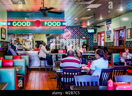 Kunden Essen unter einem Neon Glow bei Dyer's Burger auf der Beale Street, Sept. 12, 2015 in Memphis, Tennessee. Stockfoto