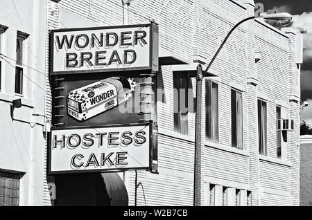 Vintage signage bleibt bei Wunder Brot Bäckerei, Sept. 12, 2015 in Memphis, Tennessee. Stockfoto