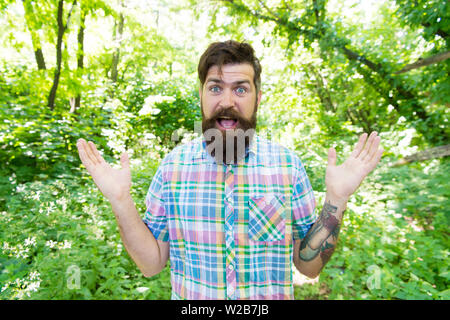 Was für eine wundervolle Überraschung. Überrascht Kerl auf natürliche Umwelt. Bärtiger Mann mit Überraschung Emotion auf Unrasierten Gesicht. Brutale hipster halten Mund öffnete sich der grosse Überraschung. Mit Überraschung freuen. Stockfoto